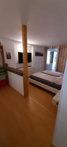FriederikensielにあるMöwennestのベッドルーム1室(ベッド2台、壁掛けテレビ付)