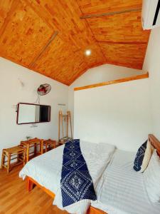 um quarto com uma cama e um cesto de basquetebol em A Khoan Homestay - Venuestay em Mai Châu