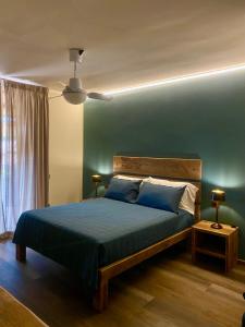 - une chambre avec un lit et un mur bleu dans l'établissement Agriturismo Montefabbrello, à Magazzini