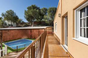 un balcone con piscina in una casa di Mi Bella a Totana