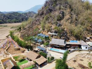 una vista aérea de un pueblo en una montaña en A Khoan Homestay - Venuestay, en Mai Chau