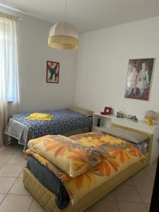 een slaapkamer met 2 bedden in een kamer bij il passero in Costa
