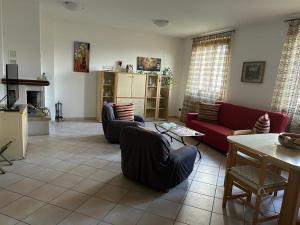 een woonkamer met banken, een tafel en een open haard bij il passero in Costa