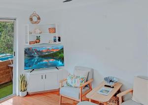 Μια τηλεόραση ή/και κέντρο ψυχαγωγίας στο Beachfront 8