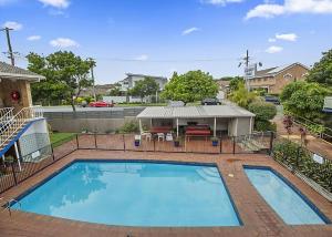 una grande piscina in un cortile di Coasters 9 a Sawtell