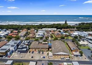 una vista aerea di una città con l'oceano di Coasters 9 a Sawtell