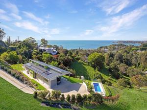 una vista aérea de una casa con el océano en el fondo en Ciao Korora en Coffs Harbour