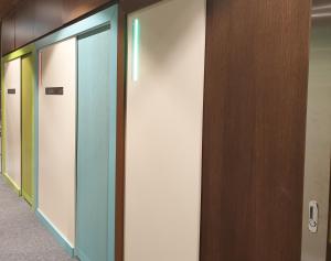 ドバイにあるSleepover Terminal 3, Concourse C - formerly sleep 'n flyのオフィスビルのエレベーターの列 +5枚の写真
