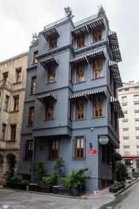 een blauw gebouw met ramen aan een stadsstraat bij Bguest Pera Suites in Istanbul