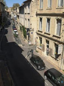 a view of a street with cars parked next to buildings at Escale citadine au centre d'Avignon, climatisation, appartement de charme, spacieux et lumineux in Avignon