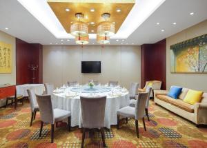 Sala de conferencias con mesa, sillas y TV en Park Plaza Changzhou, A member of Radisson Hotel&Resorts en Changzhou