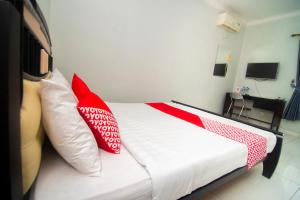 En eller flere senge i et værelse på SUPER OYO Collection O 1401 Hotel Maya