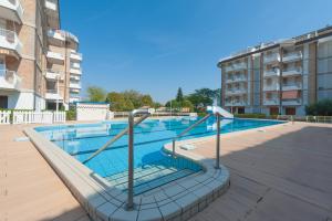 een leeg zwembad in een appartementencomplex bij Residence Santa Fè Immobiliare Pacella in Lido di Jesolo