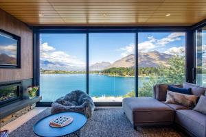 Gallery image of Lakehouse 1 Lake View Gas Fire Walk To Town in Queenstown