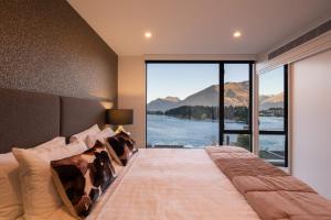 Gallery image of Lakehouse 1 Lake View Gas Fire Walk To Town in Queenstown