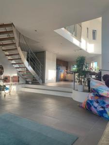 una sala de estar con una escalera en un edificio en Modern stor villa nära havet och 10 min till city en Gotemburgo