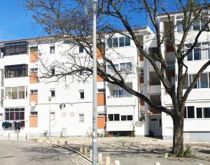 una luz de la calle frente a un edificio blanco en Estrela Do Mar Apartment by Olala Homes en Cascais