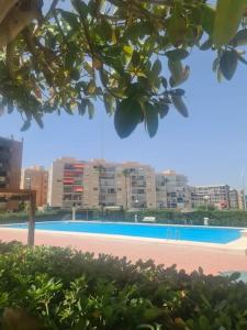 vistas a una piscina con edificios de fondo en Spectacular renovated studio facing the sea, en Valencia