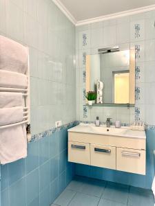 uma casa de banho com um lavatório e um espelho em Lux apartments in the city center, near the park and Zlata Plaza em Rivne