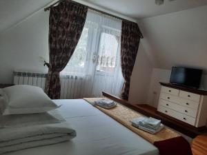 Ένα ή περισσότερα κρεβάτια σε δωμάτιο στο Pensiunea Putnisoara