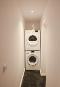 Waschmaschine und Trockner in einem kleinen Zimmer in der Unterkunft Travetraum in Lübeck