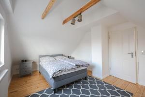 ein Schlafzimmer mit einem Bett und einem blauen Teppich in der Unterkunft Travetraum in Lübeck