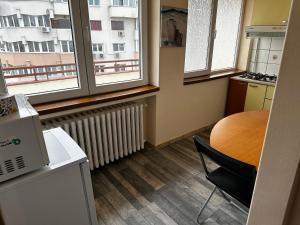 une petite cuisine avec une table et une fenêtre dans l'établissement Casa Mendeleev, à Bucarest