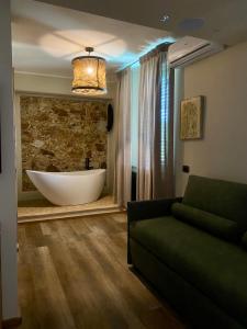 a living room with a bath tub and a couch at Agriturismo Montefabbrello in Magazzini