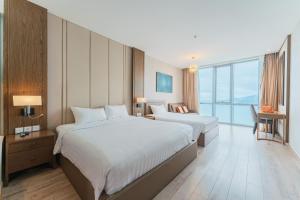 ein Hotelzimmer mit 2 Betten und einem großen Fenster in der Unterkunft MySea Panorama Nha Trang Superview Apartments in Nha Trang