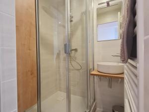 Phòng tắm tại Chambre d'hôtes paisible entre Nancy et Metz, proche TGV et aéroport, commerces à 6 km - FR-1-584-197 +6 ảnh