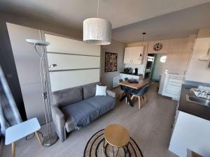 Kuchyňa alebo kuchynka v ubytovaní Studio avec Balcon, Parking Privatif et Wi-Fi à Wimereux - FR-1-675-20