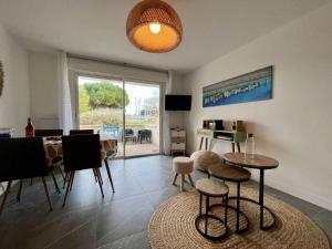 een woonkamer met een tafel en stoelen en een eetkamer bij Appartement Saint-Georges-d'Oléron, 2 pièces, 4 personnes - FR-1-246A-222 in Saint-Georges-dʼOléron