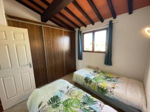 sypialnia z dwoma łóżkami i oknem w obiekcie Villa T3 avec garage, terrasse, piscine et Wifi - 6 couchages à Saint-Cyprien, proche plage et commerces - FR-1-106-89 w mieście Saint-Cyprien +18 zdjęć