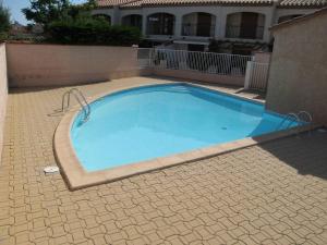 duży błękitny basen na dziedzińcu w obiekcie Villa T3 avec garage, terrasse, piscine et Wifi - 6 couchages à Saint-Cyprien, proche plage et commerces - FR-1-106-89 w mieście Saint-Cyprien