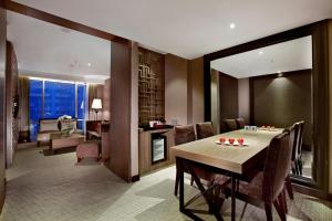 Kuchyň nebo kuchyňský kout v ubytování Aston Priority Simatupang Hotel and Conference Center