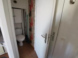 Kúpeľňa v ubytovaní Maison 4 pers avec piscine, proche plage, TV, lave-vaisselle et parking - FR-1-194-257