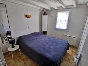 Posteľ alebo postele v izbe v ubytovaní Maison 4 pers avec piscine, proche plage, TV, lave-vaisselle et parking - FR-1-194-257