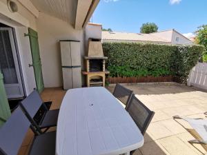 Fotografia z galérie ubytovania Maison 4 pers avec piscine, proche plage, TV, lave-vaisselle et parking - FR-1-194-257 v destinácii La Tranche-sur-Mer