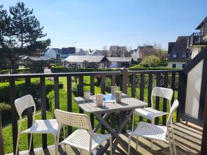 Balkon lub taras w obiekcie Charmant Duplex Près de la Plage à Cabourg - Balcon Sud, 4 pers., Tout équipé - FR-1-465-93