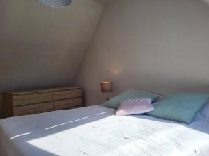 sypialnia z łóżkiem i dwiema poduszkami w obiekcie Charmant Duplex Près de la Plage à Cabourg - Balcon Sud, 4 pers., Tout équipé - FR-1-465-93 w mieście Cabourg +5 zdjęć