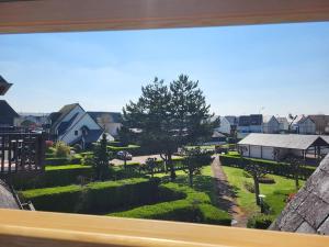 Ogród w obiekcie Charmant Duplex Près de la Plage à Cabourg - Balcon Sud, 4 pers., Tout équipé - FR-1-465-93