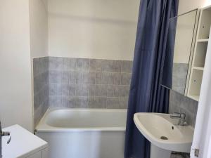 łazienka z wanną, umywalką i prysznicem w obiekcie Charmant Duplex Près de la Plage à Cabourg - Balcon Sud, 4 pers., Tout équipé - FR-1-465-93 w mieście Cabourg