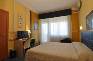 Tempat tidur dalam kamar di Hotel Sole Mare