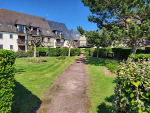polna droga na podwórku domu w obiekcie Charmant Duplex Près de la Plage à Cabourg - Balcon Sud, 4 pers., Tout équipé - FR-1-465-93 w mieście Cabourg