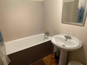 W łazience znajduje się umywalka i wanna. w obiekcie Appartement 2 pièces à Argelès-sur-Mer, 300m de la plage, terrasse, parking, animaux acceptés - FR-1-225-771 w Argelès-sur-Mer +9 zdjęć