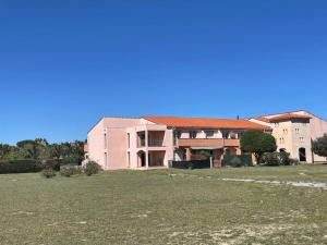 duży dom z trawnikiem przed nim w obiekcie Appartement 2 pièces à Argelès-sur-Mer, 300m de la plage, terrasse, parking, animaux acceptés - FR-1-225-771 w Argelès-sur-Mer
