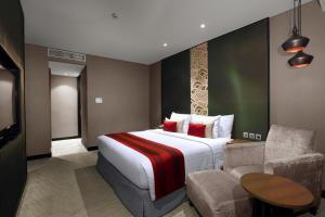 Postel nebo postele na pokoji v ubytování Aston Priority Simatupang Hotel and Conference Center
