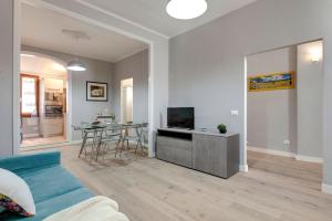A television and/or entertainment centre at Sprone Apartment by Mamo Florence