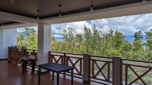 Bakawan Hideaway Resort and Restaurant的阳台或露台