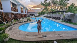 Bakawan Hideaway Resort and Restaurant内部或周边的泳池